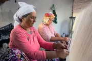 Die Teppichweberinnen Bahriye (li.) und Sabir (re.) bei der Arbeit Die Teppichweberinnen Bahriye (li.) und Sabir (re.) bei der Arbeit