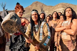 Mary Ann (Diana Herold, l.), Winnetou (Michael 'Bully' Herbig, 2.v.l.).