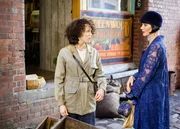 (v.li.): Kaiya Jones (Poppy Brown), Essie Davis (Phryne Fisher).