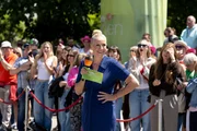 Andrea "Kiwi" Kiewel mitten im Publikum im Fernsehgarten