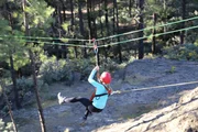 Ella stürzt sich mutig mit dem Flying Fox die Felsen hinunter. Ella stürzt sich mutig mit dem Flying Fox die Felsen hinunter.