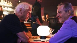 Der Antiquar Heinz (Stephan Bissmeier, re.) ermutigt Georg (G&uuml;nther Maria Halmer, li.) zu einem romantischen Wagnis.
