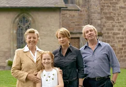Pastorin Carla Bergmann (Marie-Luise Marjan, li.), ihre Tochter Sarah (Bettina Kupfer, 2.v.re.) sowie ihre Enkelin Biggi (Michelle von Treuberg) und der Kunsthistoriker Konrad Bechtholsheim (Ulrich Pleitgen).