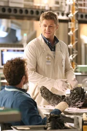 F&uuml;r den Fall wurde Wendell Bray (Michael Grant Terry) als Assistent zugeteilt. Obwohl er seine Arbeit gut macht, merkt Dr. Jack Hodgins (T.J. Thyne, l.), dass er mit den Gedanken ganz woanders ist.