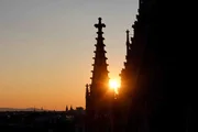 Abendstimmung &uuml;ber Wien - T&uuml;rme der Votivkirche in der Abendsonne