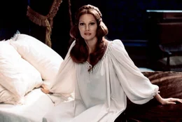 Die verf&uuml;hrerische Constance (Raquel Welch) in "Die drei Musketiere" von Richard Lester.