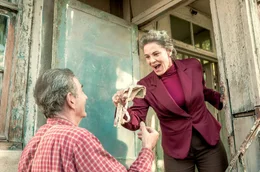 Die Odyssee von Nurlan (Miki Manojlović) w&auml;re ohne T&auml;uschungen und Irref&uuml;hrungen keine richtige. Die Betr&uuml;gerin (Maia Morgenstern) will den Spitzen‐BH f&uuml;r sich haben und wird alles tun um Nurlan danach zu &uuml;berzeugen. Maia Morgenstern als Betr&uuml;gerin, hier mit Predrag 'Miki' Manojlovic als Nurlan
