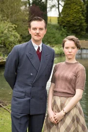 Harry Fitzgerald (Tristan Beint) und Rose Kane (Katie Griffiths).