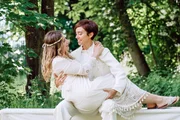 Das frisch verheiratete Paar. Sarah (Sophie Reiml, links) und Jenny (Laura Tashina, rechts). Das frisch verheiratete Paar. Sarah (Sophie Reiml, links) und Jenny (Laura Tashina, rechts).