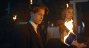 René Magritte (Pierre Gervais, l.) und Lee Miller (Florence Hall, r.) nehmen Abschied von den Verstorbenen. René Magritte (Pierre Gervais, l.) und Lee Miller (Florence Hall, r.) nehmen Abschied von den Verstorbenen.