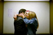 Philippe (Leon David Salazar) und Anne-Sacha (Vanille Lehmann) scheinen verliebt zu sein, aber ihre Beziehung ist keineswegs so perfekt, wie es auf den ersten Blick aussehen mag.
