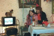 Enkelin (Adina Taszmann, l.) und Oma Gerdi (Senta Berger, r.) wollen in aller Ruhe den Jahreswechsel feiern. Enkelin (Adina Taszmann, l.) und Oma Gerdi (Senta Berger, r.) wollen in aller Ruhe den Jahreswechsel feiern.