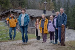 Endlich sind die Hausbesetzer weg. Nur Juliane ist sich nicht sicher, ob sie das gut finden soll. Von links: Harry (Marcel Mohab), Juliane (Julia Koschitz), Ines (Brigitte Hobmeier), Sanne (Katrin Wichmann), Paula (Friederike Kempter), Pascal (Maximilian Br&uuml;ckner) und Edwin (Felix Hellmann)