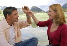 Alte Liebe rostet nicht: Bettina (Julia J&auml;ger) mit ihrem Jugendschwarm Martin (Sascha Hehn).