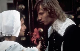 D'Artagnan (Michael York) und Maid Kitty (Nicole Calfan).