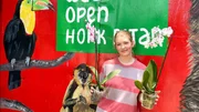 Nina bringt den Wickelbären in einer Wildtier-Auffangstation in Costa Orchideen. Die Kleinbären ernähren sich von Früchten, Blüten und Nektar. Nina bringt den Wickelbären in einer Wildtier-Auffangstation in Costa Orchideen. Die Kleinbären ernähren sich von Früchten, Blüten und Nektar.