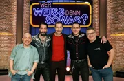 Moderator Kai Pflaume (M.) und seine Rateteam-Kapit&auml;ne Bernhard Ho&euml;cker (l.) und Elton (r.) begr&uuml;&szlig;en in dieser Sendung den Musiker Alec V&ouml;lkel (2.v.l.), alias &sbquo;Boss Burns&rsquo; und seinen Band-Kollegen von &sbquo;The BossHoss&rsquo;, den Musiker Sascha Vollmer (2.v.r.), alias &sbquo;Hoss Power&lsquo;.
