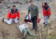 ARD HEITER BIS TÖDLICH - MORDEN IM NORDEN, II. Staffel der Krimiserie am Vorabend mit 16 neuen Folgen, Folge 17 "Auf der Klippe" am Dienstag (02.04.13) um 18.50 Uhr im Ersten. Ein Toter an der Steilklippe. Kommissar Finn Kiesewetter (Sven Martinek, 2.v.r.) stellt die Identität des Toten fest. Es handelt sich um den Apotheker Rosenthal. (Sanitäter: Komparsen) ARD HEITER BIS TÖDLICH - MORDEN IM NORDEN, II. Staffel der Krimiserie am Vorabend mit 16 neuen Folgen, Folge 17 "Auf der Klippe" am Dienstag (02.04.13) um 18.50 Uhr im Ersten. Ein Toter an der Steilklippe. Kommissar Finn Kiesewetter (Sven Martinek, 2.v.r.) stellt die Identität des Toten fest. Es handelt sich um den Apotheker Rosenthal. (Sanitäter: Komparsen)