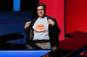 Der J&auml;ger Sebastian Jacoby feiert die 1000ste Sendung Gefragt-Gejagt mit einem besonderen T-Shirt.