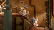 Julia (2.v.l.), Sam (2.v.r.) und Ella (r.) spielen Bergsteigen im Treppenhaus. Dabei m&uuml;ssen sie Herrn Palett (l.) ausweichen, der eines seiner selbst gemalten Bilder nach unten tr&auml;gt.