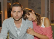 John (Felix von Jascheroff) und Pia (Isabell Horn) &uuml;berlegen, wie sie den nun allein erziehenden Leon bei der Versorgung von Oskar unterst&uuml;tzen k&ouml;nnen.