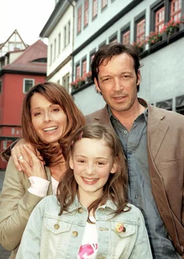Klaus Berger (Michael Roll) hat sich in Judith Wagner (Christina Plate, li.) verliebt. Klaus' Tochter Anna (Maria Ehrich) hofft, dass Judith eine neue Mutter f&uuml;r sie sein kann.
