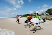 Griff (Mitchel Hardaker, linkls), Tommy (Marcel Laidlaw, 2. v. links), Marlon (Joao Marinho, 3. v. links) und Ari (Kai Lewins, rechts) rennen mit ihren Surfbrettern ins Wasser. Die nationalen Surfwettkämpfe haben begonnen und bisher läuft es für das Team eher schlecht. Das soll sich nun ändern. Griff (Mitchel Hardaker, linkls), Tommy (Marcel Laidlaw, 2. v. links), Marlon (Joao Marinho, 3. v. links) und Ari (Kai Lewins, rechts) rennen mit ihren Surfbrettern ins Wasser. Die nationalen Surfwettkämpfe haben begonnen und bisher läuft es für das Team eher schlecht. Das soll sich nun ändern.