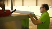 In der Gro&szlig;k&uuml;che, im Unternehmen oder im Privathaushalt: Marcell Engel und sein Team r&uuml;cken Sch&auml;dlingen und Schimmelpilzen auf den Leib. Die erfahrenen Hygiene-Profis desinfizieren in dieser Folge von "Deutschland 24/7" die R&auml;umlichkeiten eines Sternerestaurants in Frankfurt am Main. Tino Chust und seine Crew r&uuml;cken derweil auf der Ostseeinsel Greifswalder Oie zum Einsatz aus. Dort wird das Drehwerk eines 39 Meter hohen Leuchtturms gewartet. Und in Schw&auml;bisch Hall montieren erfahrene Konstrukteure eine 30 Meter lange und 39 Tonnen schwere Holzbr&uuml;cke.