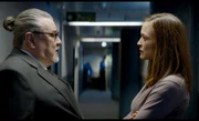 Ramy Widmer (Thierry Jorand) und Carla Meier (Isabelle Caillat) fragen sich, was die Staatsanw&auml;ltin Anne Dupraz zu einer solchen Tat bewogen haben kann.