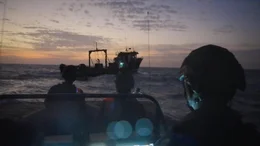 Die gambische Marine n&auml;hert sich dem Trawler f&uuml;r eine Kontrolle.