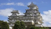 Die Burg Himeji in Japan zählt zu den wenigen original erhaltenen Burgen des 17. Jahrhunderts und gilt als architektonischer Nachfolger der Burg Azuchi. Die Burg Himeji in Japan zählt zu den wenigen original erhaltenen Burgen des 17. Jahrhunderts und gilt als architektonischer Nachfolger der Burg Azuchi.