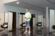 "PUR+"-Moderator Eric startet den "PUR+" Freundschaftstest: In diesen kleinen, abgetrennten Kabinen sitzen später acht Kinder, die sich vorher noch nie gesehen haben. Sie werden checken, mit welchen der anderen Mädchen und Jungen sie sich gerne anfreunden würden. Gibt es Freundschaft auf den ersten Blick? "PUR+"-Moderator Eric startet den "PUR+" Freundschaftstest: In diesen kleinen, abgetrennten Kabinen sitzen später acht Kinder, die sich vorher noch nie gesehen haben. Sie werden checken, mit welchen der anderen Mädchen und Jungen sie sich gerne anfreunden würden. Gibt es Freundschaft auf den ersten Blick?