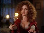 Dank ihres Zauberstabs ist die böse Hexe Tuatha (Birgid Brannagh) unbesiegbar. Dank ihres Zauberstabs ist die böse Hexe Tuatha (Birgid Brannagh) unbesiegbar.