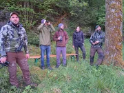 Von links: Förster Sebastian Bäumler (Forstbetrieb Pegnitz, BaySF), Phil Garthen (Universität Bayreuth), Prof. Dr. Manuel Steinbauer (Universität Bayreuth), Dr. Wibke Peters (LWF Freising), Dr. Hendrik Edelhoff (LWF Freising) auf Beobachtungsposten – Suche nach Rothirschen im Veldensteiner Forst. Von links: Förster Sebastian Bäumler (Forstbetrieb Pegnitz, BaySF), Phil Garthen (Universität Bayreuth), Prof. Dr. Manuel Steinbauer (Universität Bayreuth), Dr. Wibke Peters (LWF Freising), Dr. Hendrik Edelhoff (LWF Freising) auf Beobachtungsposten – Suche nach Rothirschen im Veldensteiner Forst.