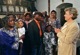 Pastorin Carla Bergmann (Marie-Luise Marjan, re.) k&auml;mpft daf&uuml;r, dass eine Gruppe von Asylanten in ihrer Gemeinde eine Unterkunft findet.