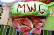 Die WG-M&auml;dchen bereiten Essen f&uuml;r ihre Abschiedsparty vor.