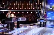 Moderatorin Esther Sedlaczek (r.) mit den Kandidatinnen des Teams "Brisant": Camilla Senjo (l.) und Marwa Eldessouky (2.v.l.).