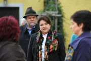 Moni ist entt&auml;uscht von dem mangelnden Verst&auml;ndnis der Lansinger f&uuml;r ihren schwulen Sohn. Von links: Benedikt Stadlbauer (Andreas Geiss) und Monika Vogl (Christine Reimer).