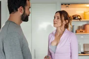 Nicole (Amelia Reid-Meredith) muss ihrem Mann Simon (Tim Carlsen) nicht nur erklären, dass sie ein Verhältnis hatte, sondern auch, dass diese Person auf unglückliche Weise ums Leben kam. Nicole (Amelia Reid-Meredith) muss ihrem Mann Simon (Tim Carlsen) nicht nur erklären, dass sie ein Verhältnis hatte, sondern auch, dass diese Person auf unglückliche Weise ums Leben kam.