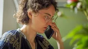 Francesca Knaus beim telefonieren.