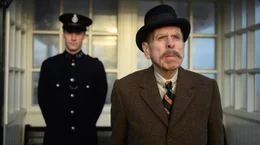 Der tyrannische Edward Swan (Timothy Spall, re.) dr&auml;ngt Constable Papperwick (Hugh Skinner, li.), Ermittlungen zu den schmutzigen Briefen einzuleiten.