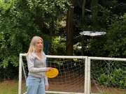 Laura Block versucht in ihrem Garten mit einem Frisbee eine Drohne abzuwehren. Laura Block versucht in ihrem Garten mit einem Frisbee eine Drohne abzuwehren.