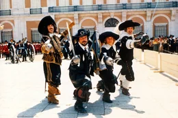 MDR Fernsehen DIE VIER MUSKETIERE, "The Four Musketeers", am Sonntag (23.09.12) um 11:00 Uhr. Stets zu Diensten: die vier Musketiere Porthos (Frank Finlay), Athos (Oliver Reed), D'Artagnan (Michael York) und Aramis (Richard Chamberlain).