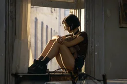 Eines Tages kommt es in der Wohnung von L&eacute;ons Nachbarn zu einem heftigen Schusswechsel, bei dem Polizisten eine komplette Familie ausl&ouml;schen. Nur die 12-J&auml;hrige Mathilda (Natalie Portman) kann dank L&eacute;ons Hilfe &uuml;berleben.