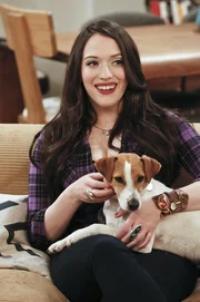 Max (Kat Dennings) bietet ihrem Freund Randy an, ein Auge auf dessen Hund Bruno zu haben und nimmt Caroline mit auf dessen Anwesen. Doch als Bruno durch die Terrassentür entkommt, geraten die beiden in eine äußerst prekäre Lage ... Max (Kat Dennings) bietet ihrem Freund Randy an, ein Auge auf dessen Hund Bruno zu haben und nimmt Caroline mit auf dessen Anwesen. Doch als Bruno durch die Terrassentür entkommt, geraten die beiden in eine äußerst prekäre Lage ...