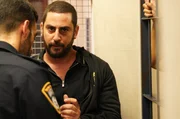 Ovad Hamami (Sean Softi, re.) ist Anführer der Hooligangruppe Wächter der Mauern. Er ist überzeugt davon, dass die Festnahme nicht lange dauern wird. Ovad Hamami (Sean Softi, re.) ist Anführer der Hooligangruppe Wächter der Mauern. Er ist überzeugt davon, dass die Festnahme nicht lange dauern wird.
