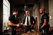 l-r: David Lim als Officer Victor Tan, Patrick St. Esprit als Commander Robert 'Bob' Hicks, Shemar Moore als Sergeant Daniel 'Hondo' Harrelson