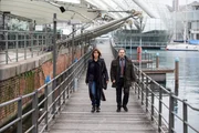 Petra (Paola Cortellesi) und Antonio (Andrea Pennacchi) gehen am Hafen in Genua zu ihrem Stammcafé. Petra (Paola Cortellesi) und Antonio (Andrea Pennacchi) gehen am Hafen in Genua zu ihrem Stammcafé.