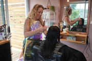 Angelina Muru ist gelernte Friseurin aus München. Auch nach ihrer Auswanderung ist sie ihrem Beruf treu geblieben. Angelina Muru ist gelernte Friseurin aus München. Auch nach ihrer Auswanderung ist sie ihrem Beruf treu geblieben.