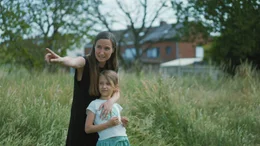 Caroline van der Cruyssen mit ihrer Tochter in ihrem mit PFAS belasteten Garten.